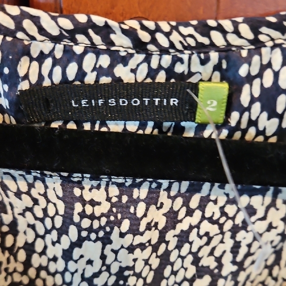 Leifsdottir Navy and Cream Sleeveless V-Neck Blouse, NWOT - Picture 3 of 5